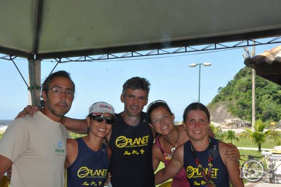 Com os atletas que terminaram o triatlo de longa distância de Caiobá, litoral do Paraná